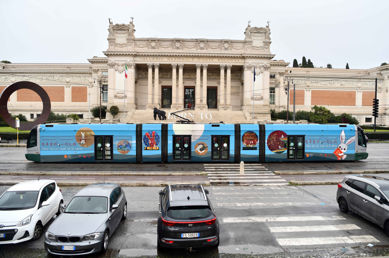 Tranvía decorado con pinturas con temática del Año Nuevo Lunar chino del Conejo en Roma, Italia