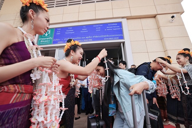 Ferrocarril China-Laos inicia servicios transfronterizos de pasajeros