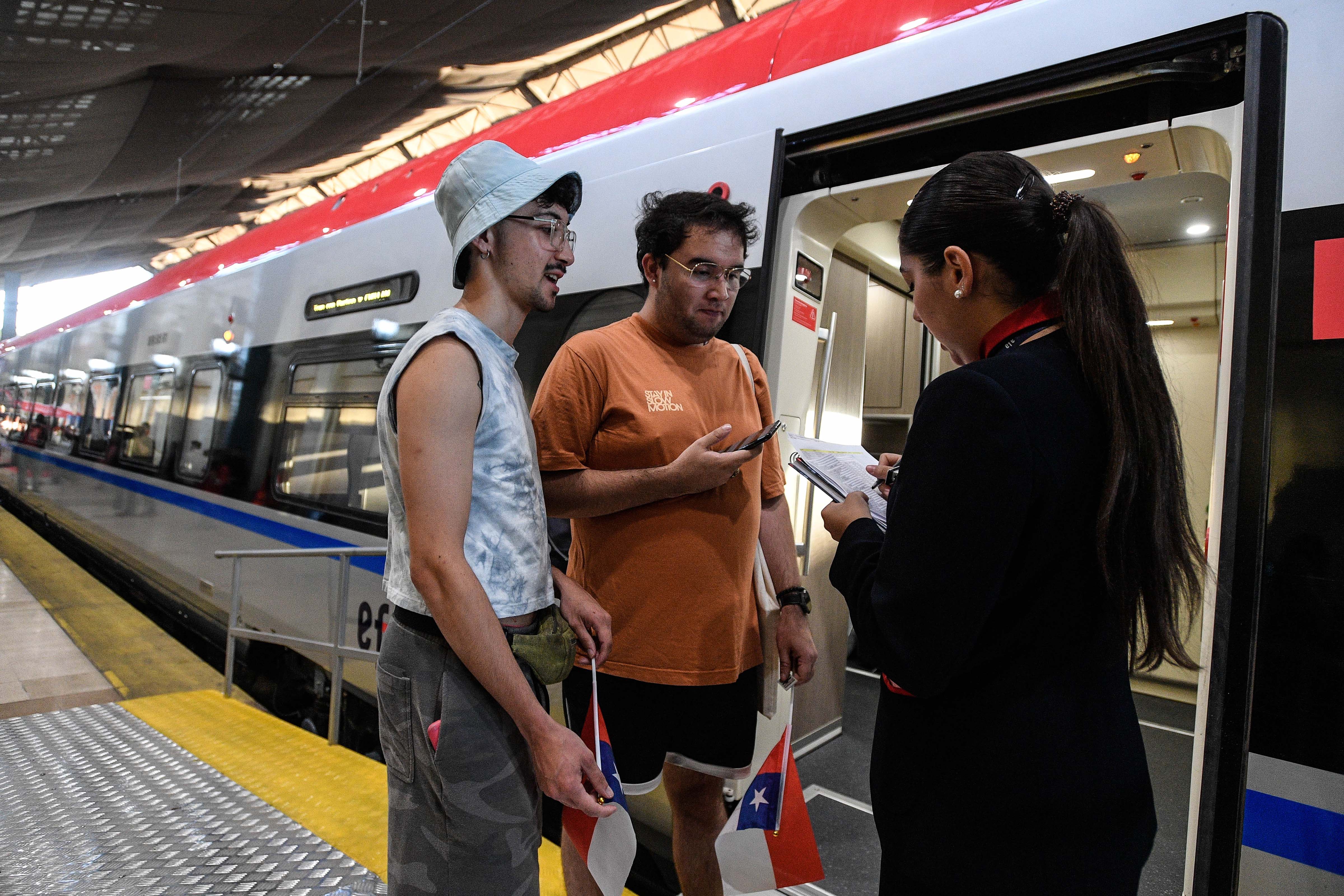 ESPECIAL: Comienza a operar tren más rápido de Sudamérica en Chile de origen chino