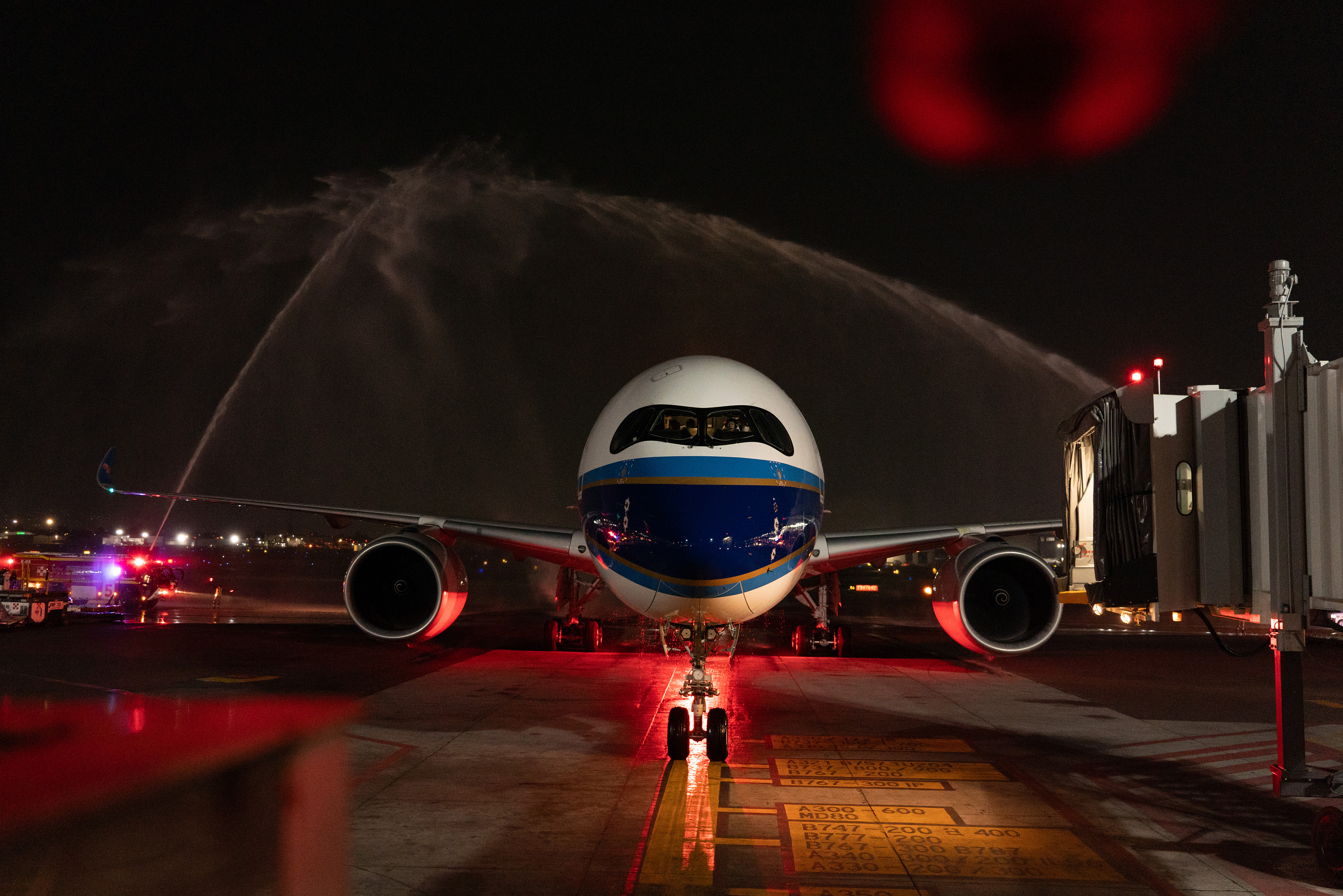 Aterriza primer vuelo directo de pasajeros y carga entre China y México después de pandemia