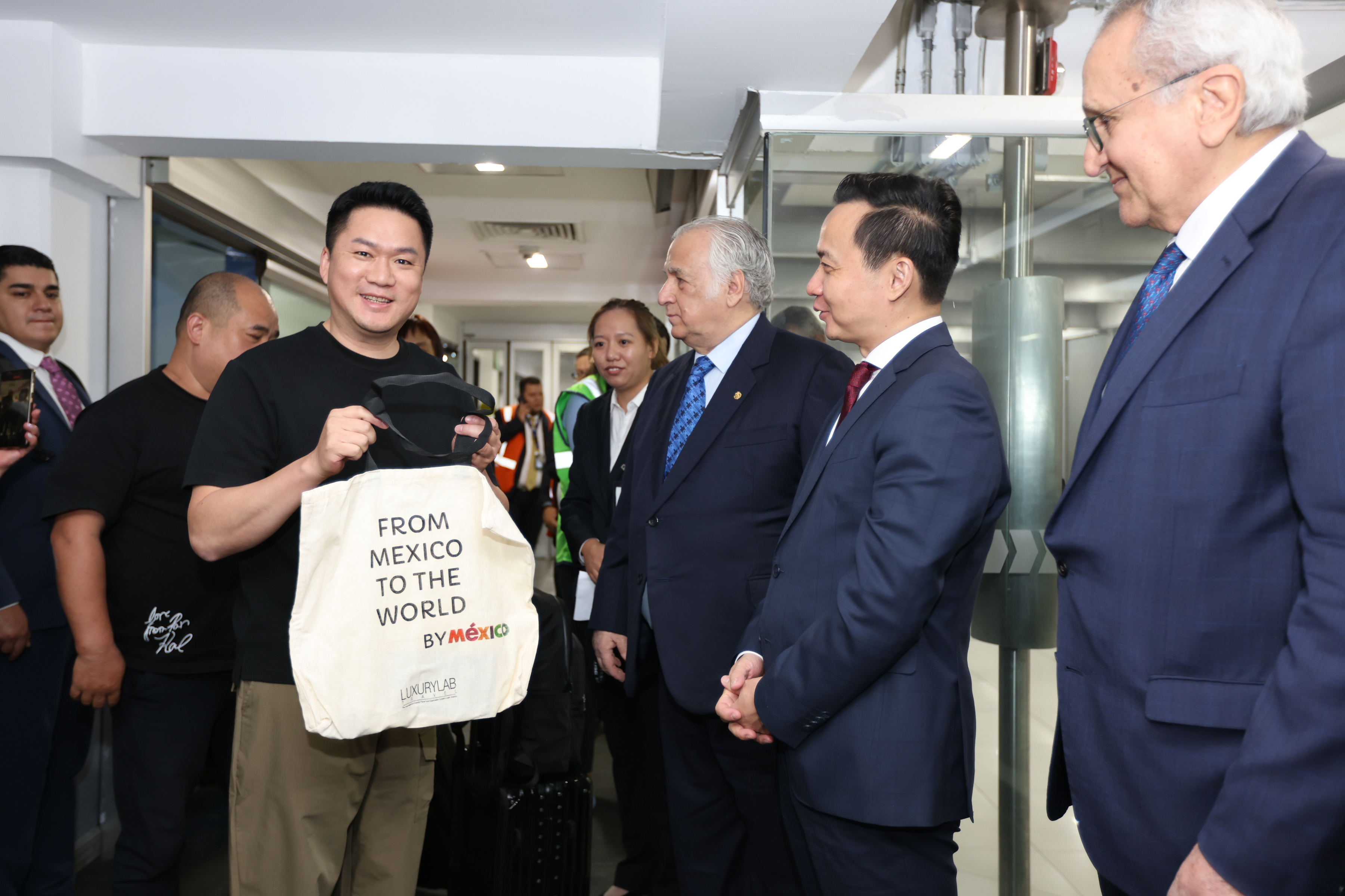 Aterriza primer vuelo directo de pasajeros y carga entre China y México después de pandemia