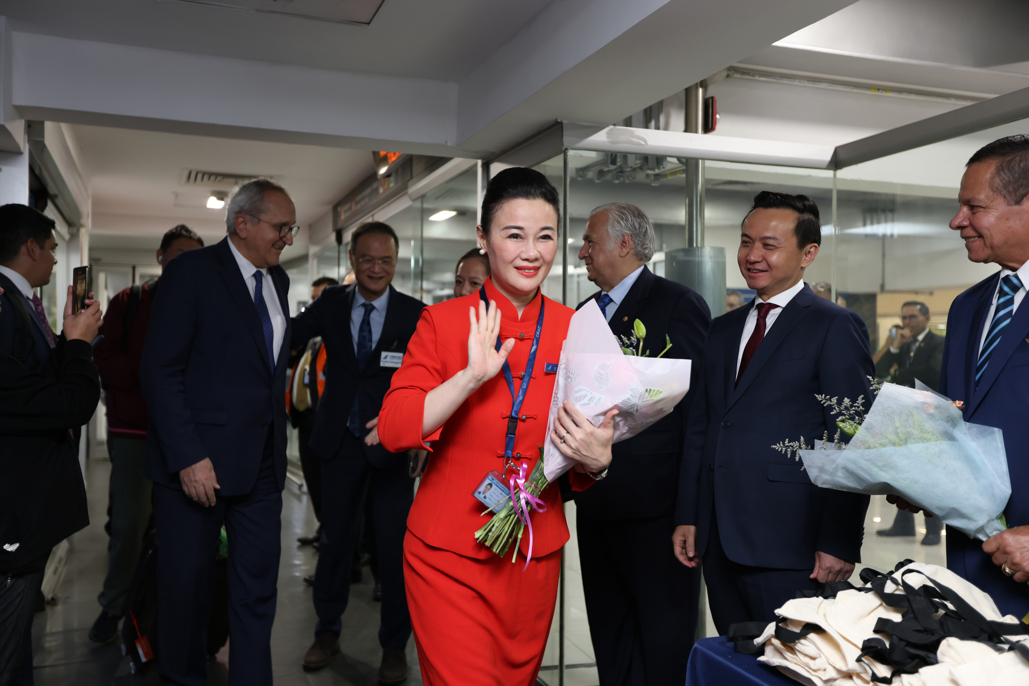 Aterriza primer vuelo directo de pasajeros y carga entre China y México después de pandemia