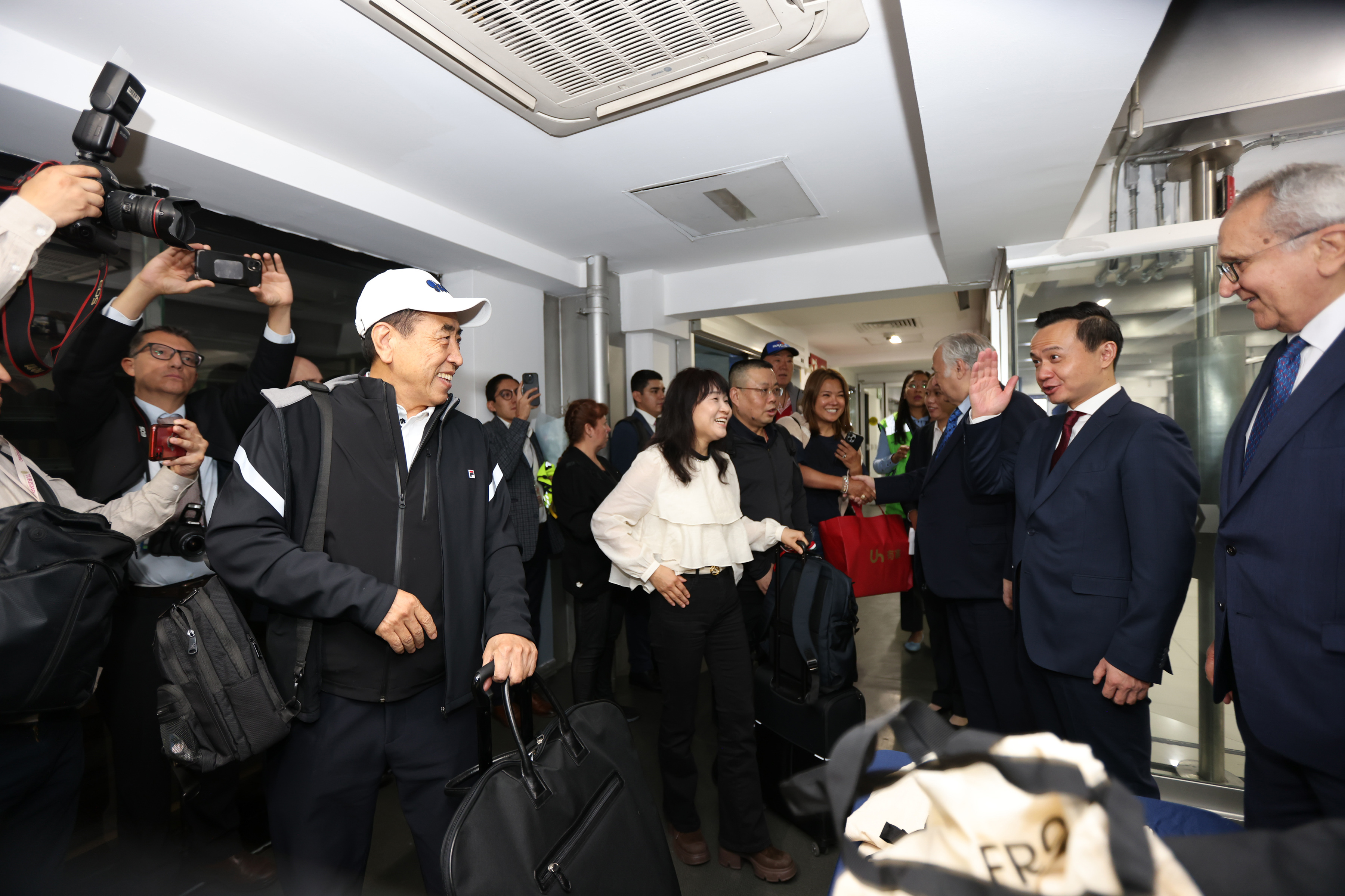 Aterriza primer vuelo directo de pasajeros y carga entre China y México después de pandemia